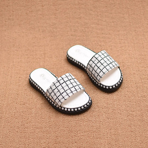 Красиви и модерни детски чехли за момичета на каре в бял и черен цвят