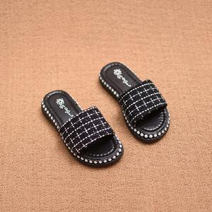 Красиви и модерни детски чехли за момичета на каре в бял и черен цвят