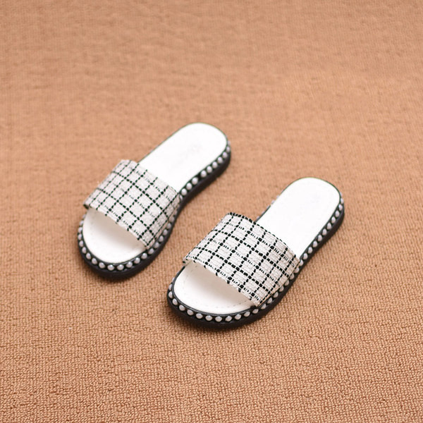 Красиви и модерни детски чехли за момичета на каре в бял и черен цвят