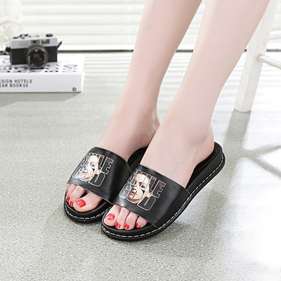 Гумени дамски чехли в бял и черен цвят с картинка и надпис