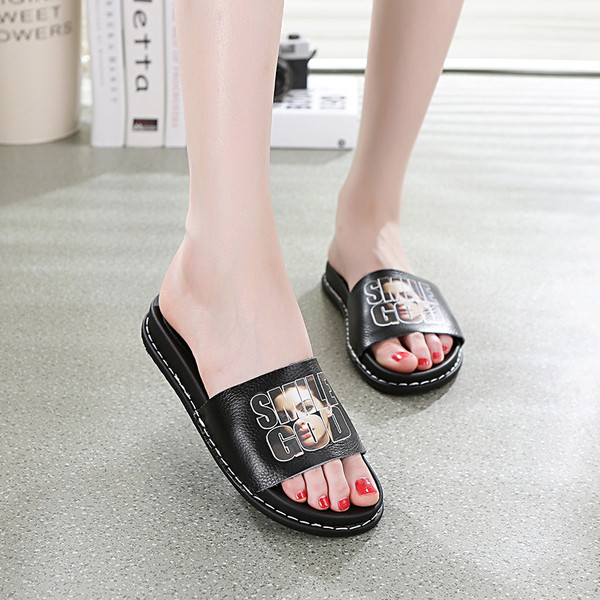 Гумени дамски чехли в бял и черен цвят с картинка и надпис