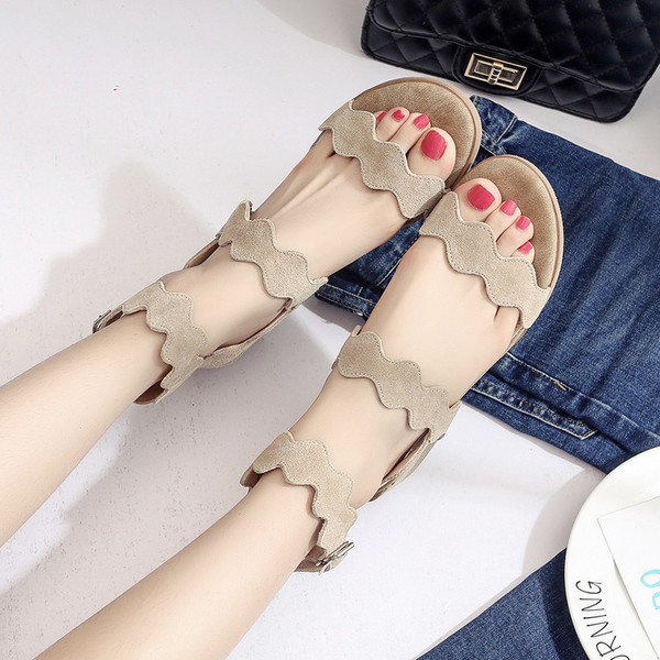 Стилни сандали за дамите с лек ток и интересни каишки