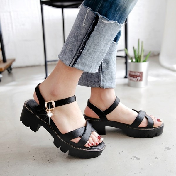 Бохемски сандали за дамите с лек ток - много удобни, с кръстосани каишки