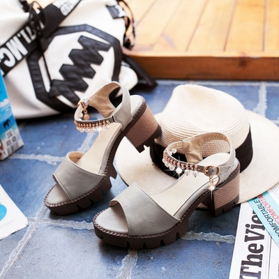 Красиви сандали за дамите на лек ток с декорация мъниста