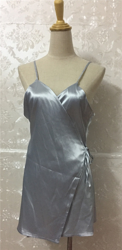 Нежна сатенена рокля с гол гръб и дълбоко деколте