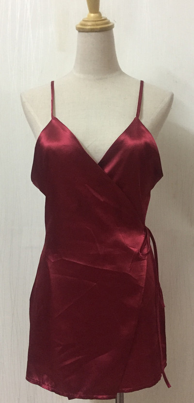 Нежна сатенена рокля с гол гръб и дълбоко деколте