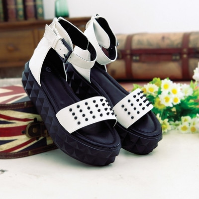 Дамски сандали с интересна устойчива подметка и с капси