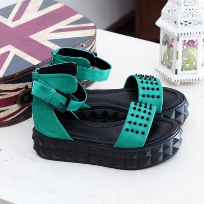 Дамски сандали с интересна устойчива подметка и с капси