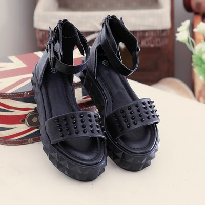 Дамски сандали с интересна устойчива подметка и с капси