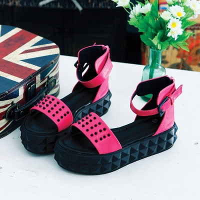 Дамски сандали с интересна устойчива подметка и с капси