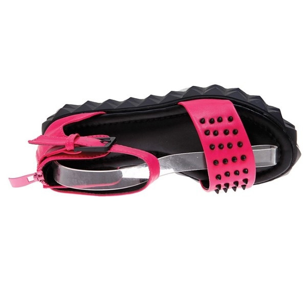 Дамски сандали с интересна устойчива подметка и с капси