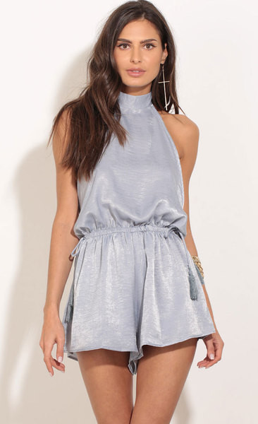 Стилен дамски гащеризон в свободен стил и с гол гръб