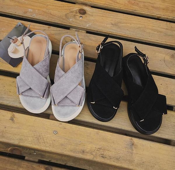 Много красиви дамски сандали за дамите с удобна подметка