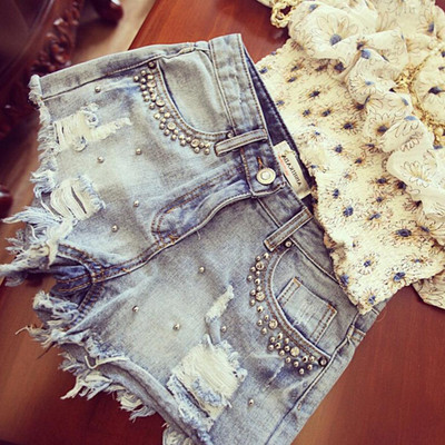 Стилни дамски къси панталони с мъниста и леко накъсани