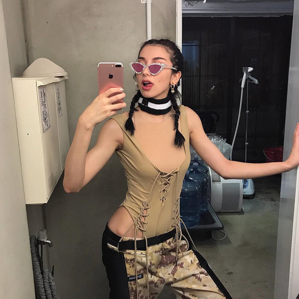 Дамско боди със силно изрязано деколте и с връзки