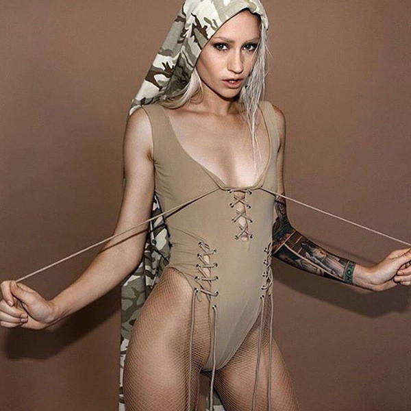 Дамско боди със силно изрязано деколте и с връзки