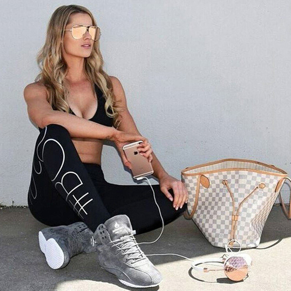 Спортен дамски клин с надпис в различни цветове