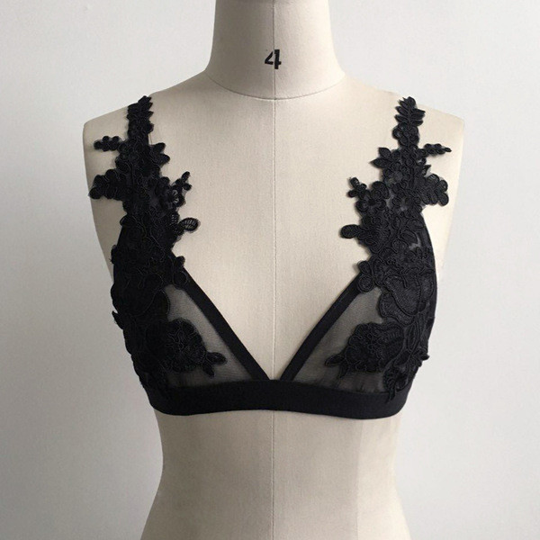 Интимно дамско бельо с декорация бродерия 