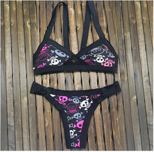 Стилен дамски бански с флорални мотиви и изрязани бикини