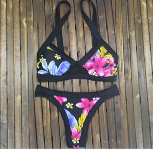 Стилен дамски бански с флорални мотиви и изрязани бикини