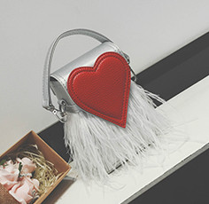 Интересен модел дамска чанта с пера и декорация сърце