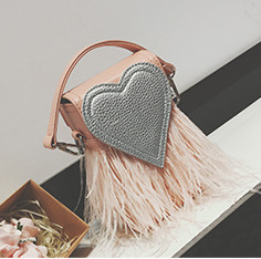 Интересен модел дамска чанта с пера и декорация сърце