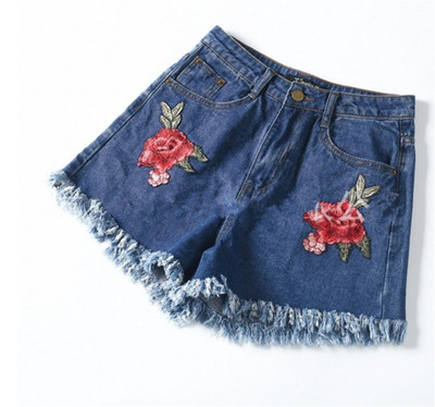 Модерни къси дънкови панталони с висока талия и с бродерия