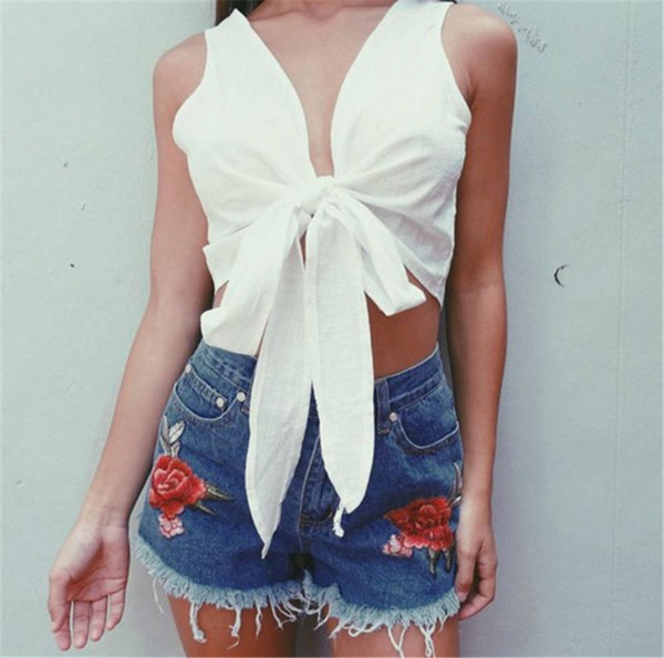 Модерни къси дънкови панталони с висока талия и с бродерия