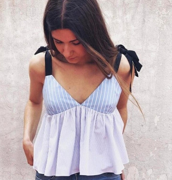 Летен дамски потник с V-образно деколте в свободен стил