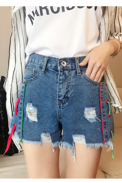 Denim σορτς για τις γυναίκες με πολύχρωμες γραβάτες και ψιλοκομμένο