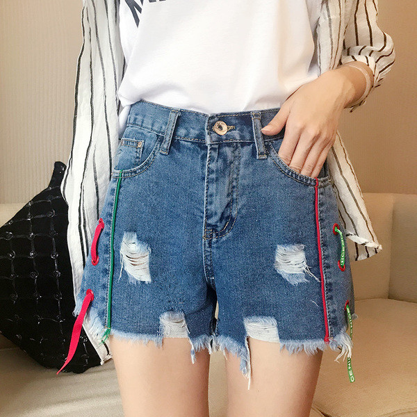 Denim σορτς για τις γυναίκες με πολύχρωμες γραβάτες και ψιλοκομμένο