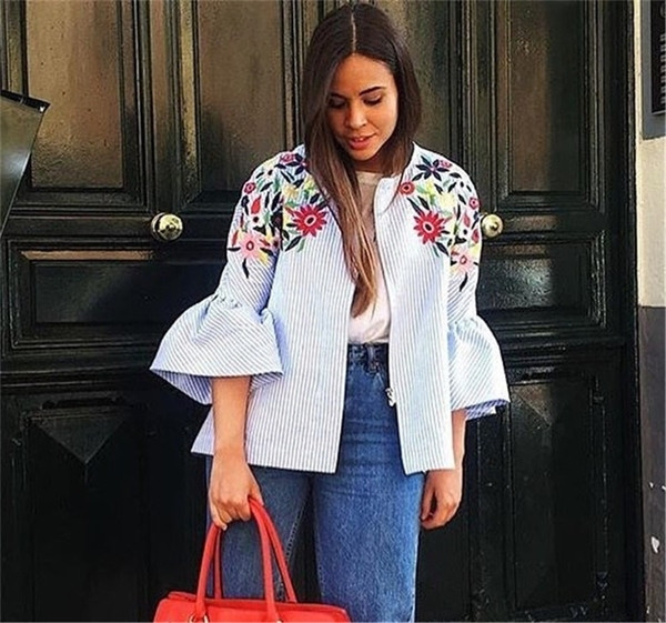 Уникално дамско палто с интересен ръкав и флорални шарени мотиви