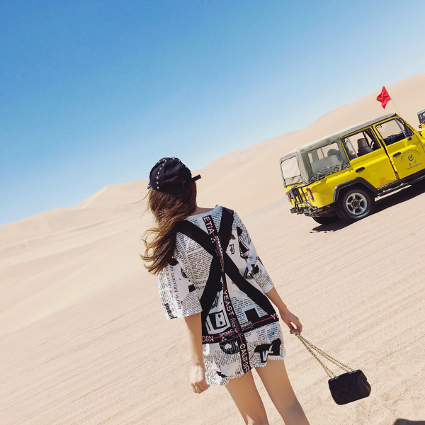 Όμορφες κυρίες Ζακέτα με 3/4 μανίκια σε ένα ευρύ μοντέλο με επιγραφές