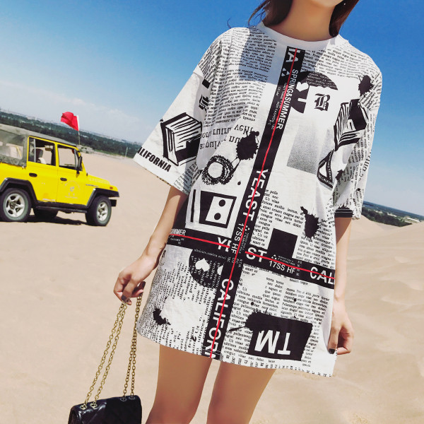 Όμορφες κυρίες Ζακέτα με 3/4 μανίκια σε ένα ευρύ μοντέλο με επιγραφές