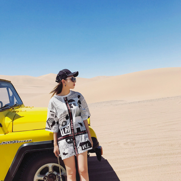 Όμορφες κυρίες Ζακέτα με 3/4 μανίκια σε ένα ευρύ μοντέλο με επιγραφές