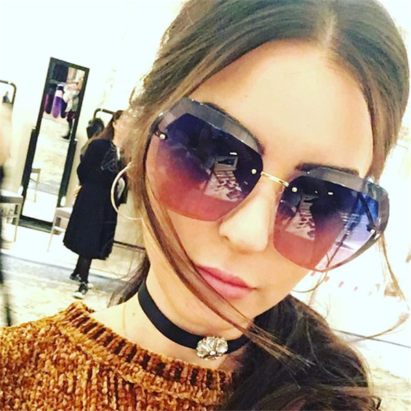 Πολύ ενδιαφέρον κυρίες γυαλιά ηλίου με προστασία UV και ορθογώνια παράθυρα