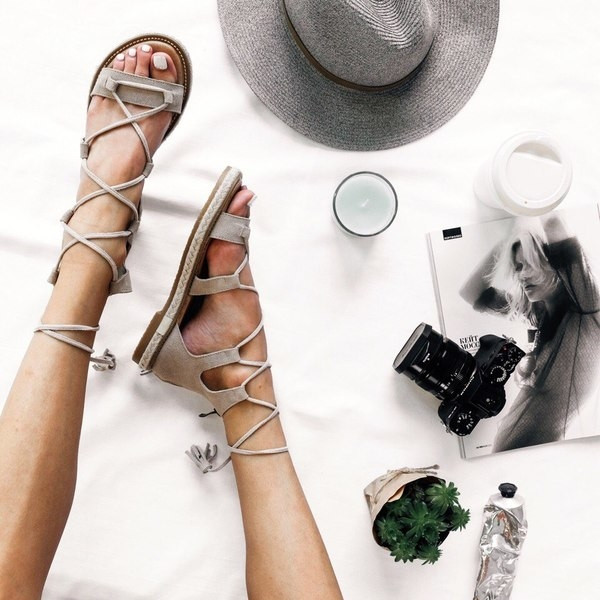 Καθημερινά κυρίες σανδάλια επίπεδη σόλα και Ρωμαϊκή συνδέσεις - 3 χρώματα