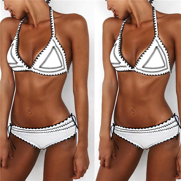 Интересен дамски бански костюм с красиви геометрични фигурки