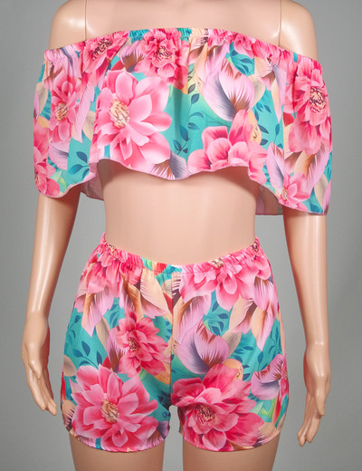 Интересен дамски комплект от две части с красиви шарени мотиви