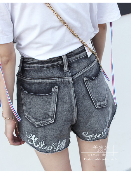 Интересни къси дамски панталони с цветни пискюлчета и перли