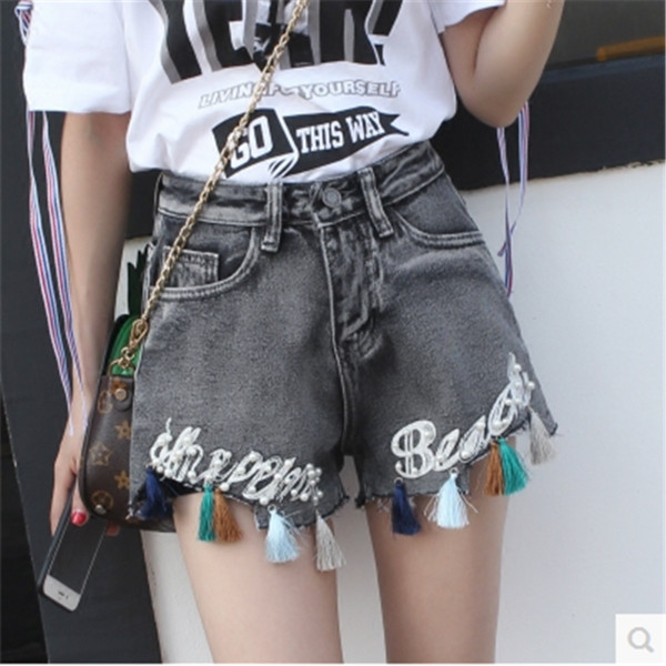 Интересни къси дамски панталони с цветни пискюлчета и перли