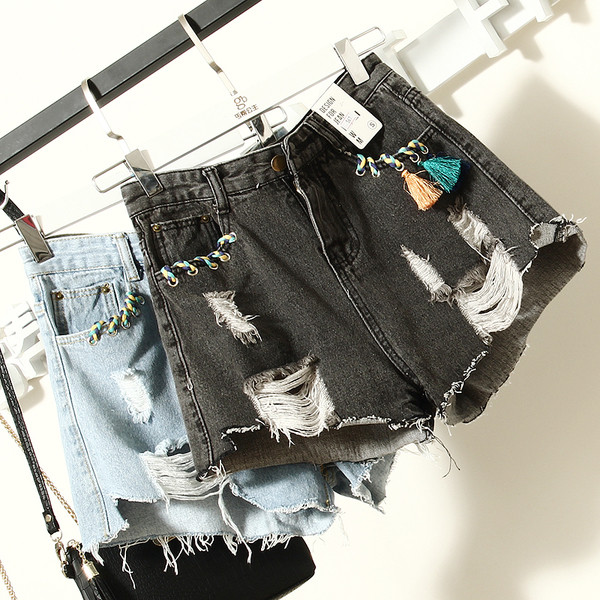 Красиви дънкови къси панталони за дамите накъсани и с пискюли