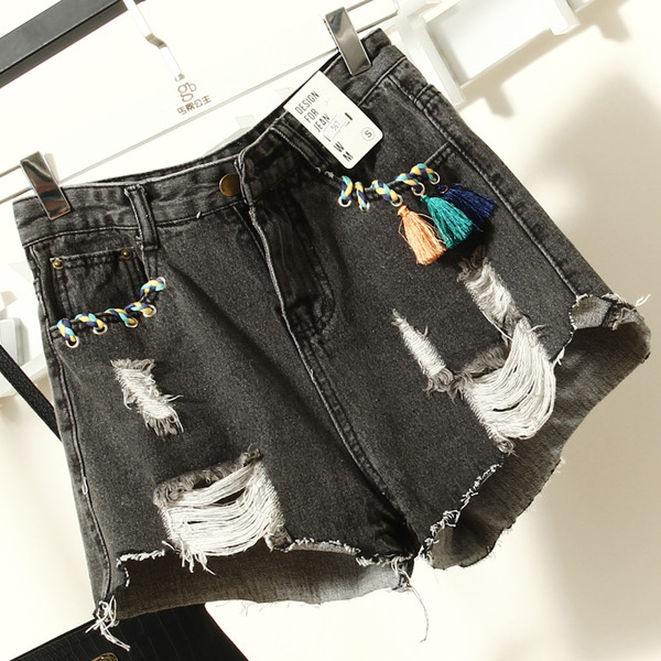 Красиви дънкови къси панталони за дамите накъсани и с пискюли