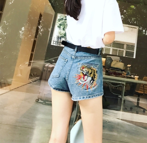 Σύντομη τζιν κυρίες παντελόνι με κέντημα στην πίσω τσέπη