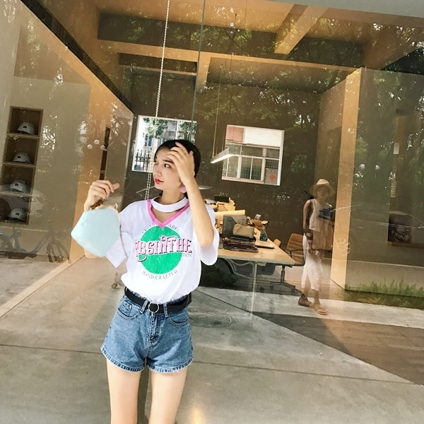 Σύντομη τζιν κυρίες παντελόνι με κέντημα στην πίσω τσέπη