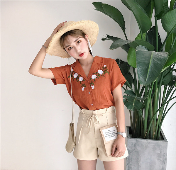 Καθημερινά γυναικών αυξήθηκε κεντήματα και κοντά μανίκια