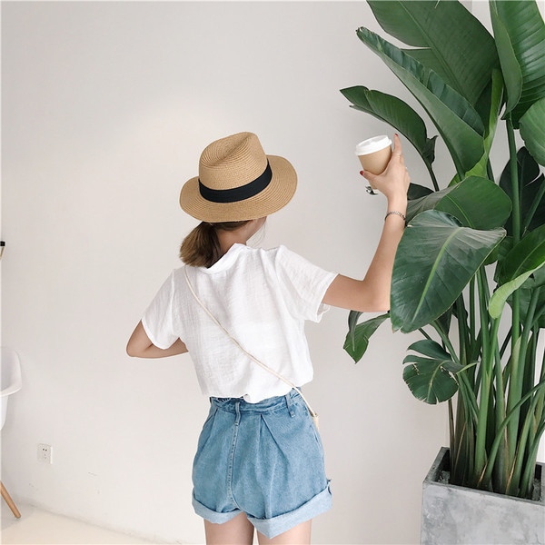 Καθημερινά γυναικών αυξήθηκε κεντήματα και κοντά μανίκια