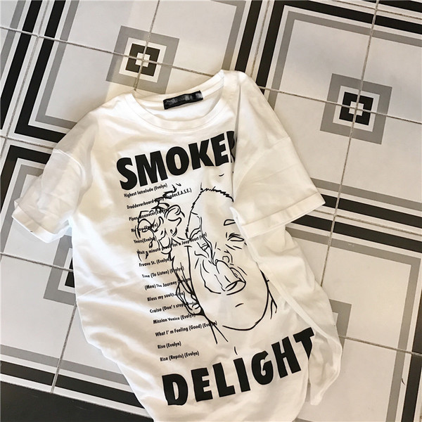 Casual κορυφές με μια επιγραφή και εικόνας