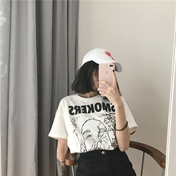 Casual κορυφές με μια επιγραφή και εικόνας