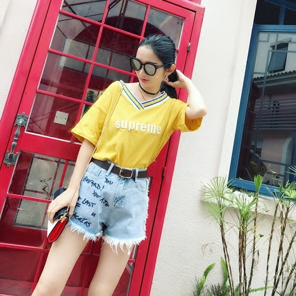 Стилни дамски къси дънки с висока талия и бродиран надпис